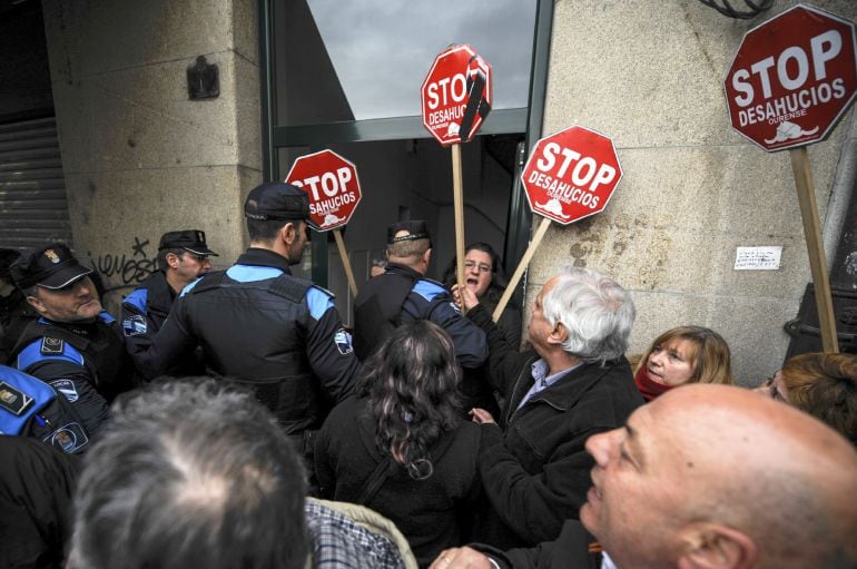 GRA217 OURENSE, 03/03/2015.- Una familia de Ourense, con un bebé de un año de edad y otra hija en la adolescencia ha tenido que abandonar hoy finalmente la vivienda en la que residían en régimen de alquiler en la capital orensana desde hace un año, lo que