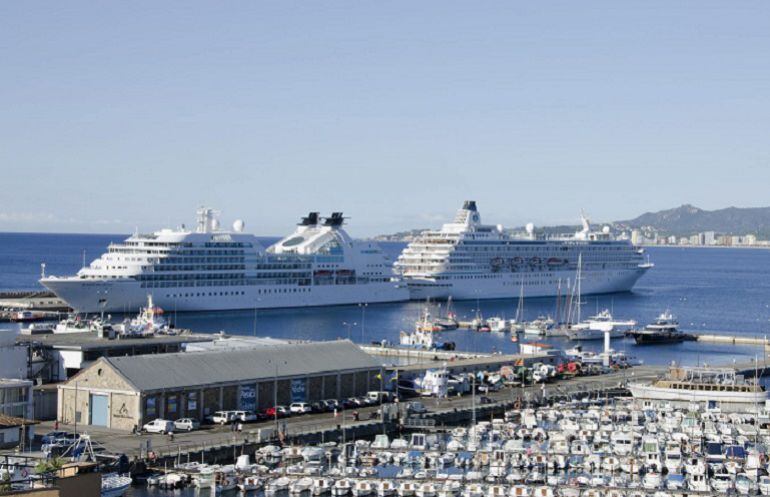 Dos creuers al port de Palamós.