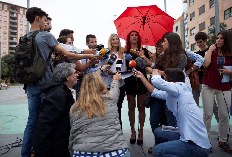 La secretària general d&#039;OTRAS, Concha Borrell, i la sindicada Sabrina Sánchez atenen als mitjans de comunicació