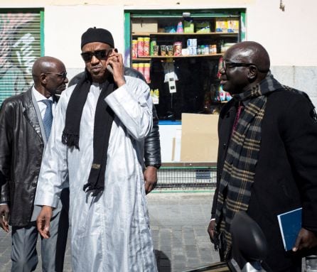 El cónsul de Senegal en Madrid, Mouctar Belal (c), se ha visto obligado a refugiarse en un bar.