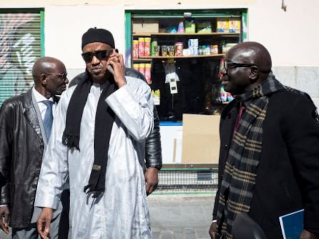 El cónsul de Senegal en Madrid, Mouctar Belal (c), se ha visto obligado a refugiarse en un bar.