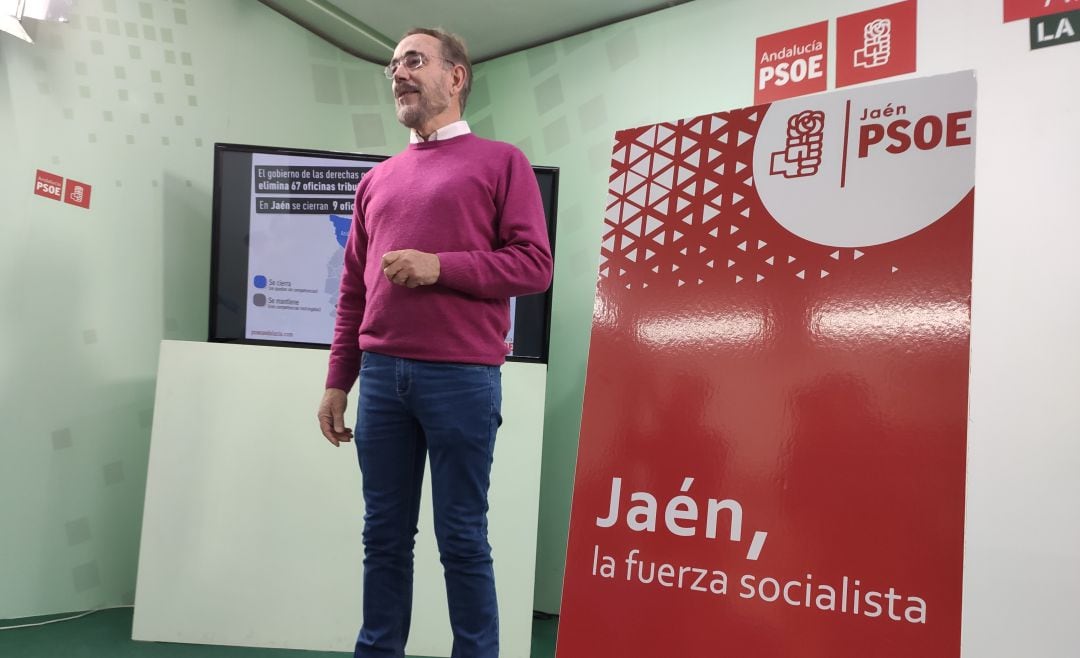 El parlamentario socialista, Felipe López, en la rueda de prensa sobre las oficinas tributarias de la provincia.