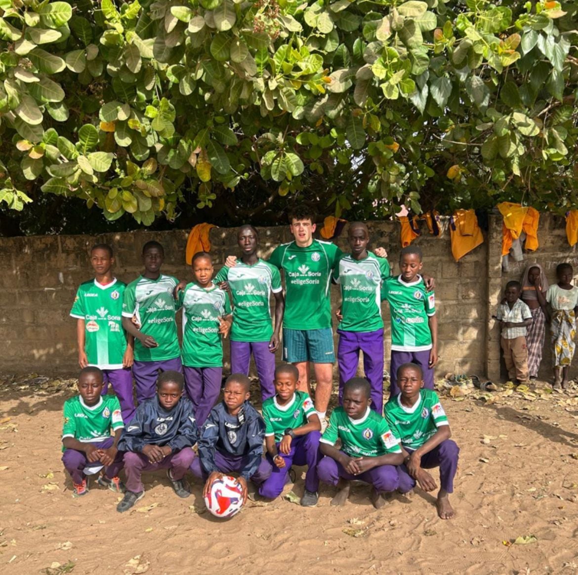 Iniciativa solidaria del CD San José de Soria en Gambia, fomentando el fútbol.