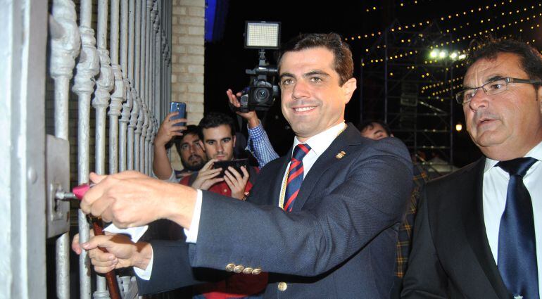 El alcalde de Albacete, Javier Cuenca, abre la Puerta de Hierros