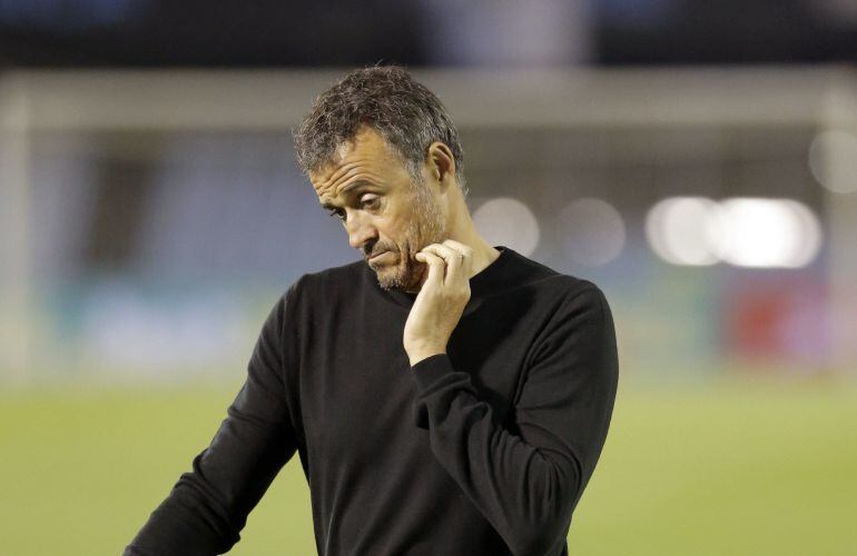  El entrenador del FC Barcelona, Luis Enrique, abandona el terreno de juego al término de la primera parte durante el partido de Liga en Primera División ante el Celta que están disputando esta noche en el estadio de Balaídos, en Vigo. EFE/Lavandeira jr