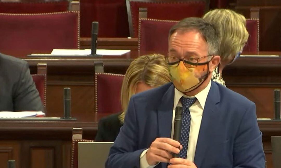 El conseller ha explicat al Parlament que l'atenció presencial a Ciutadella pot estar resolta 'en pocs dies'.