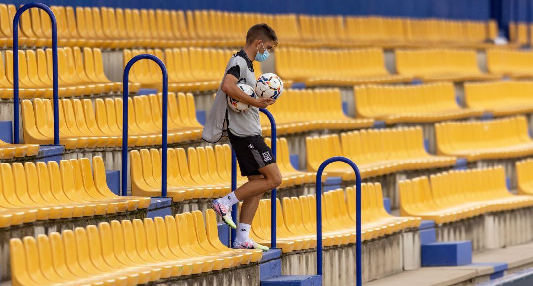 Un recogepelotas con unos balones en la grada