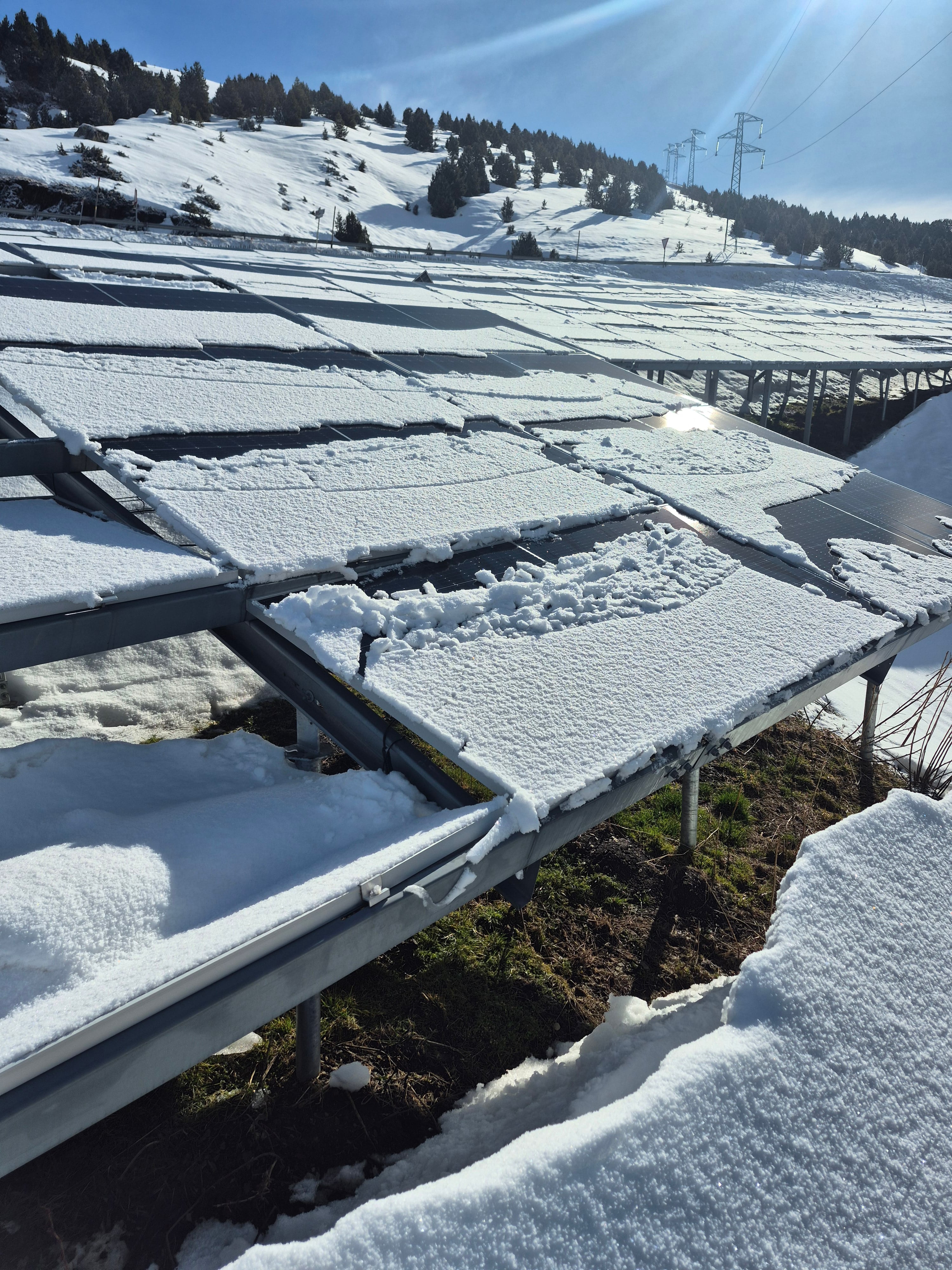 Parc fotovoltàic de FEDA a Grau Roig cobert de neu