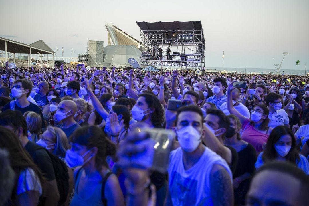 Imagen del público durante el concierto de Amaral en Barcelona, este viernes en el festival Cruïlla.