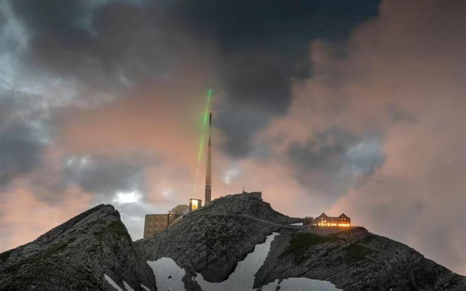 pararrayos láser en la montaña Säntis, en el noreste de Suiza.