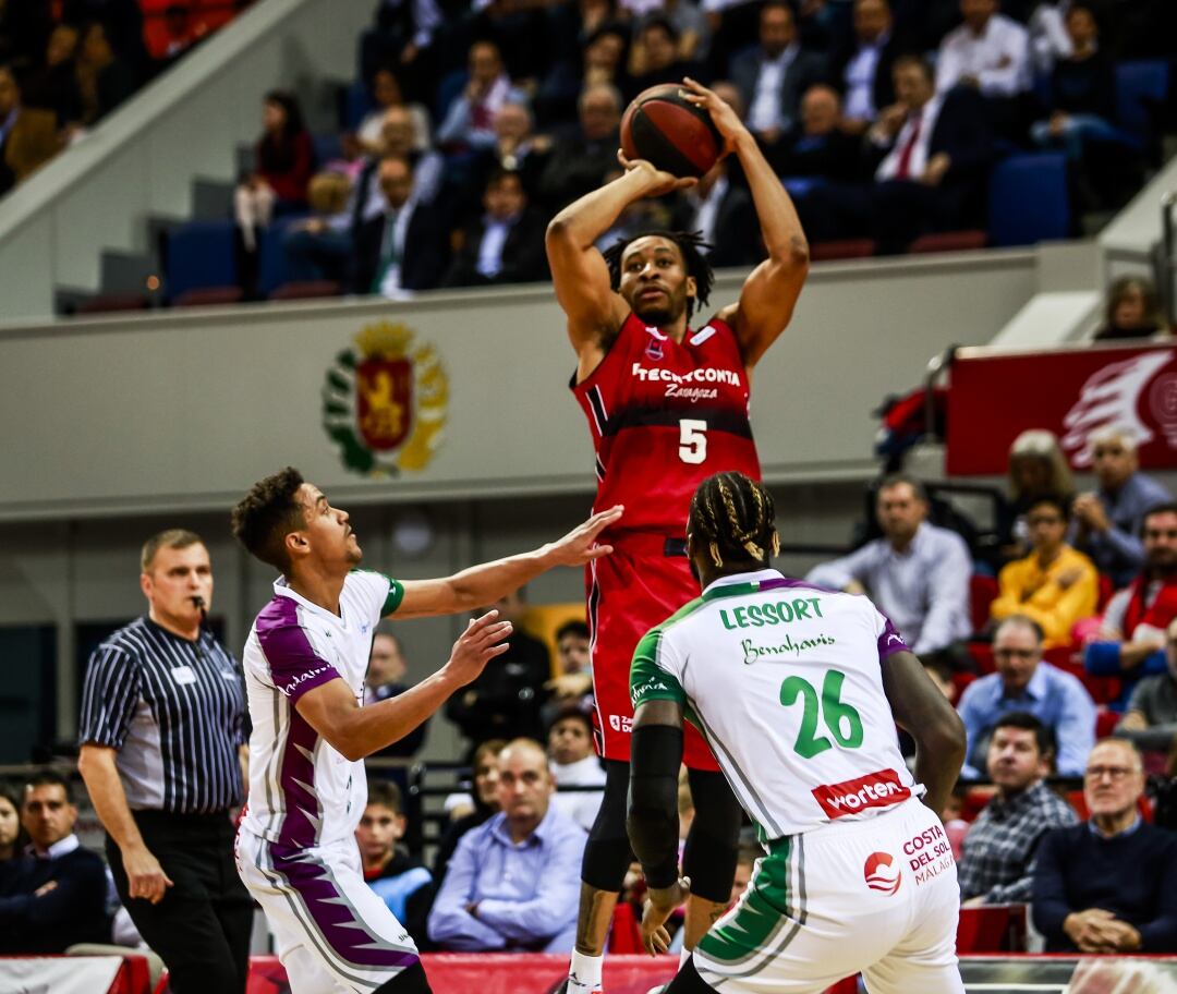 Okoye lanza uno de los triples que sirvió para darle la vuelta al partido