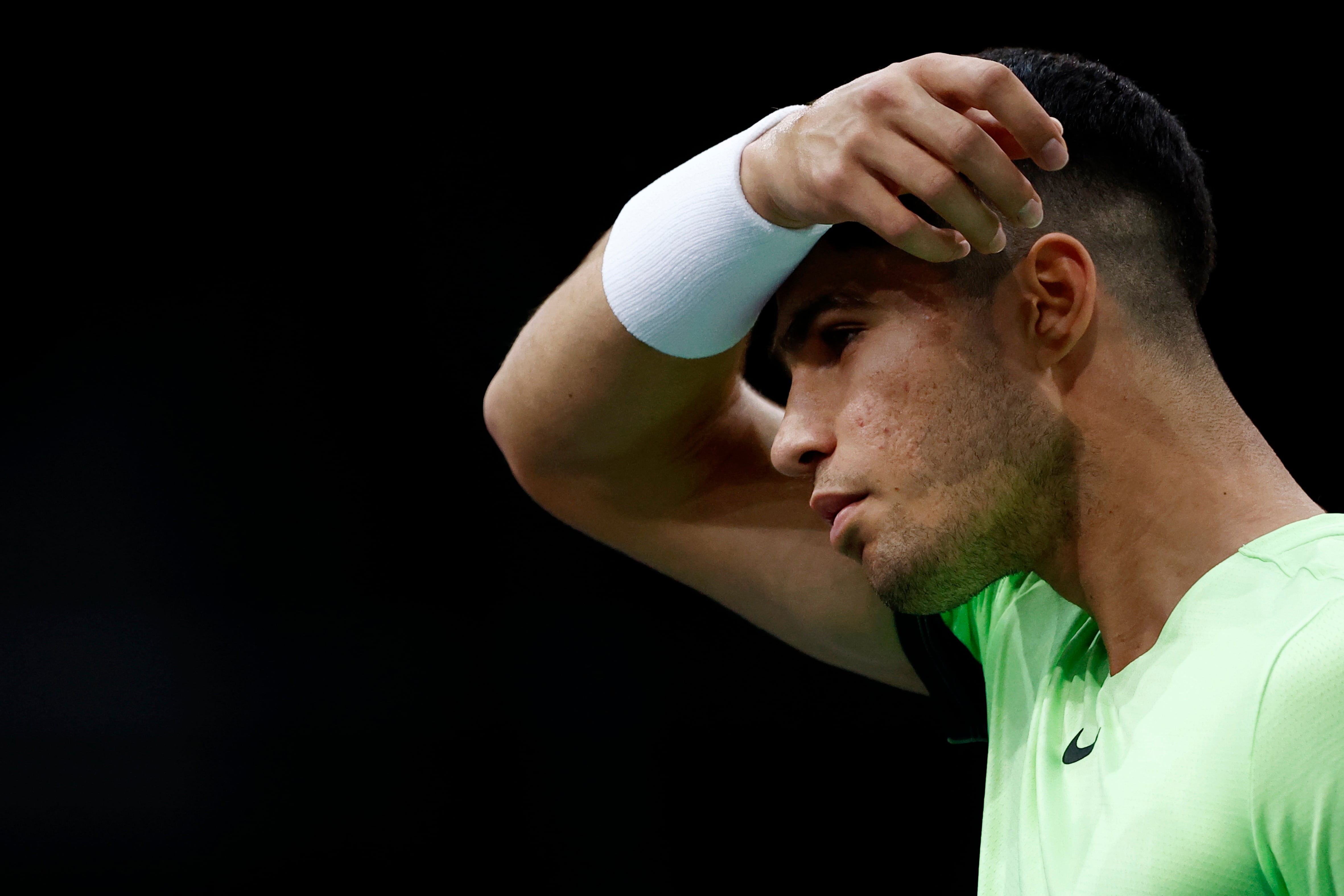 Paris (France), 31/10/2023.- Carlos Alcaraz of Spain wipes his face during his second round match against Roman Safiullin of Russia at the Rolex Paris Masters tennis tournament in Paris, France, 31 October 2023. (Tenis, Francia, Rusia, España) EFE/EPA/YOAN VALAT
