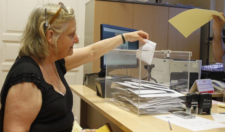 Una ciudadana española vota en el consulado de España en Motivideo. 