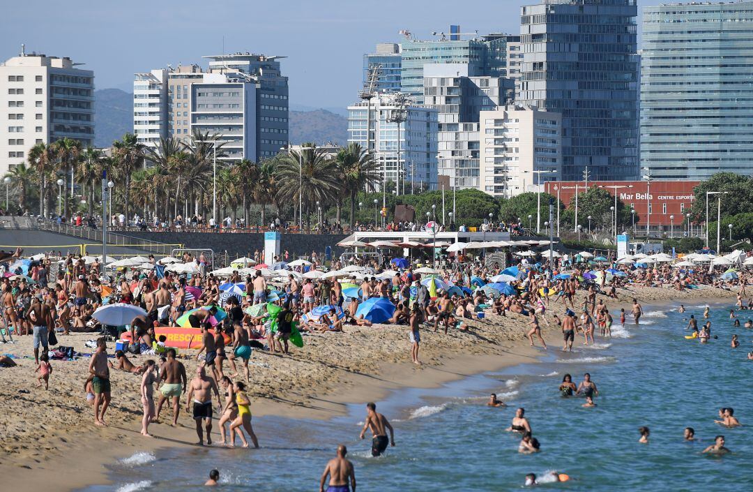 La playa de Bogatell, en Barcelona, en una imagen de archivo.