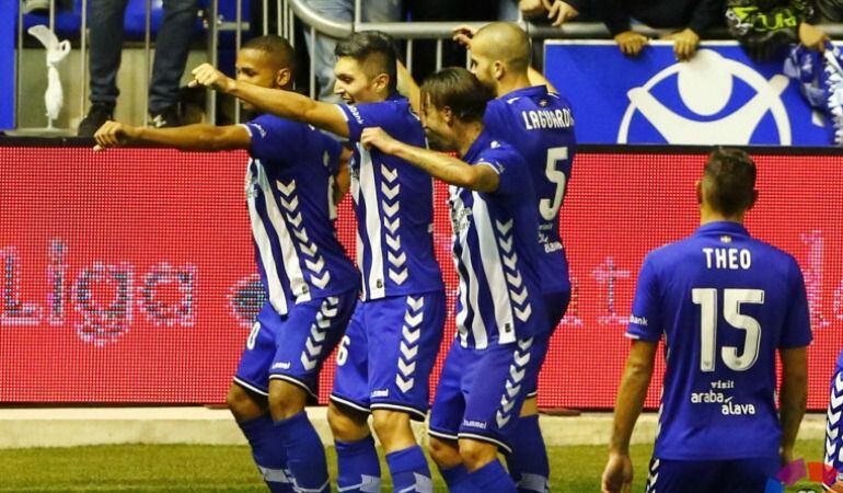 Los jugadores del Alavés celebraron el gol de Deyverson con un baile.