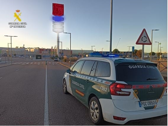 Patrulla de la Guardia Civil frente al centro comercial de Arroyo de la Encomienda