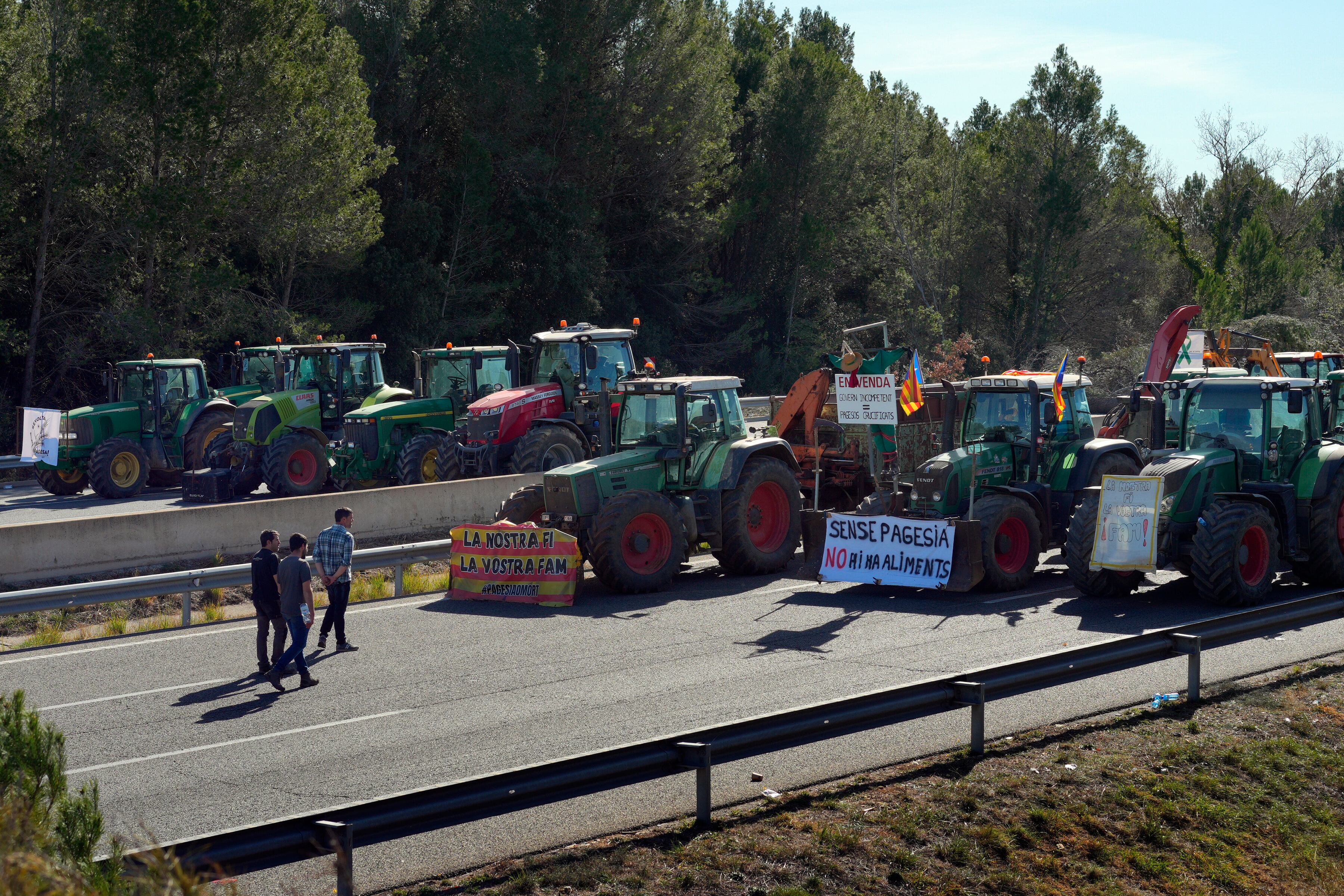 GRAFCAT9814. PONTÓS (GIRONA), 14/02/2024.- Unos 400 agricultores, muchos de ellos con sus tractores, siguen bloqueando esta mañana la autopista AP-7 en Pontós (Girona), a unos 40 kilómetros de la frontera francesa, donde han pasado la noche tras llegar ayer por la mañana a este punto. EFE/David Borrat
