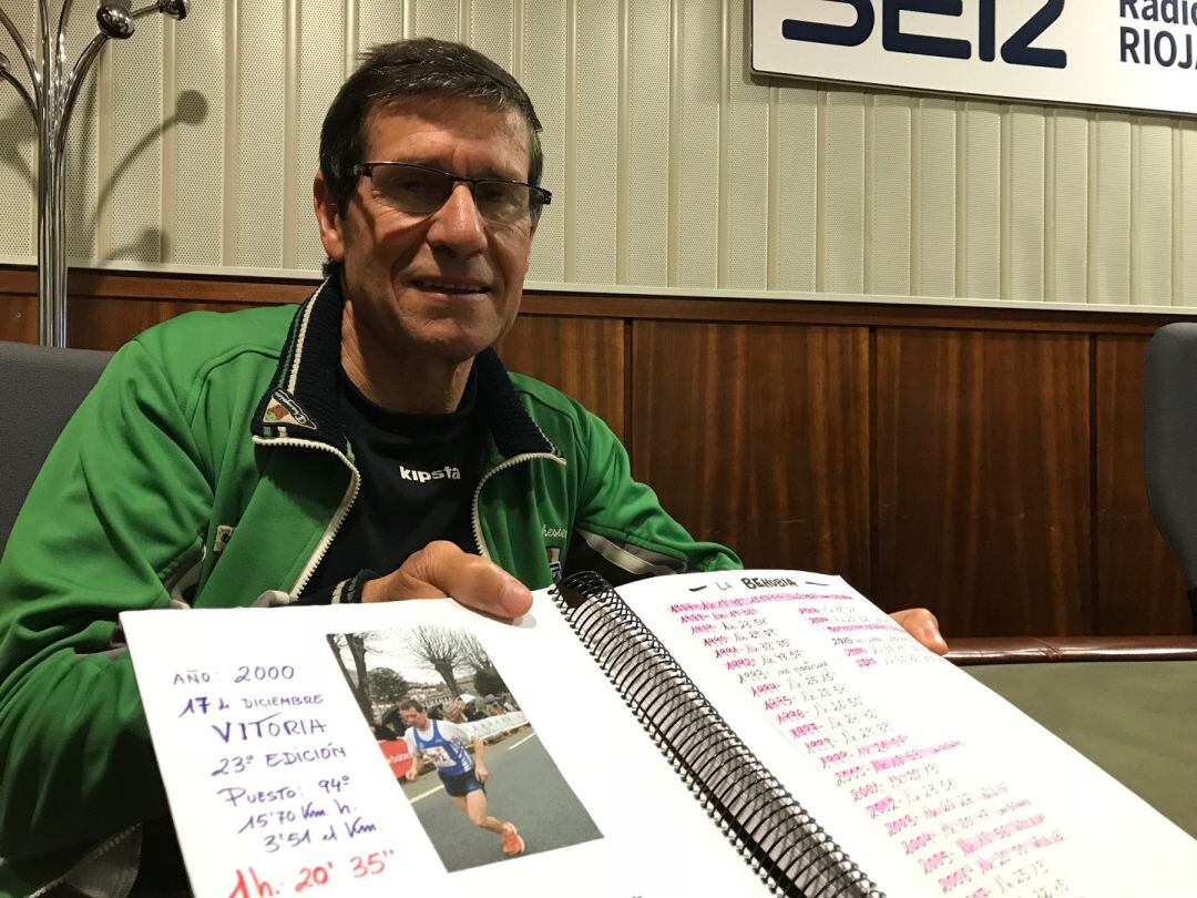 Rafa Martínez en uno de los estudios de Radio Rioja presenta el historial de las 29 Behobias corridas hasta el momento. 
