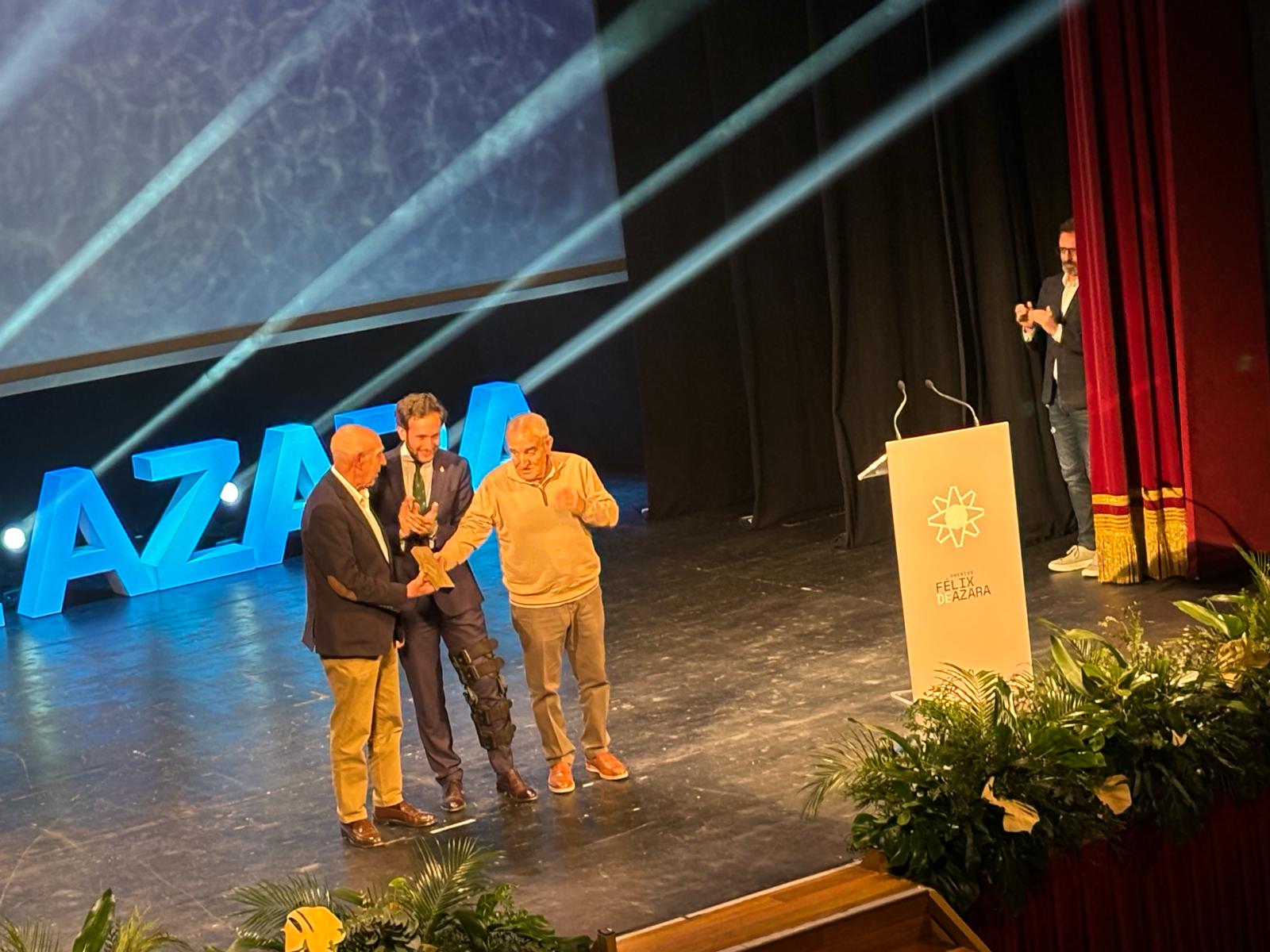 Los hermanos de Alfredo Cajal recogiendo el Premio de Honor