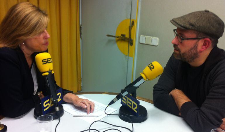 Martiño Noriega en la entrevista con Aida Pena en los estudios de Radio Galicia