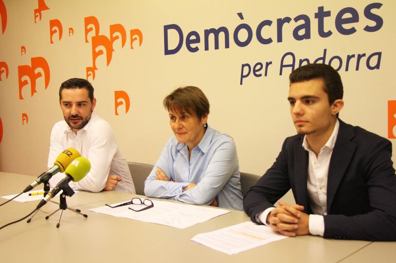 El secretari de comunicació de DA, Marc Ballestà; la secretària d'organització, Roser Suñé, i el president de la secció jove, Jordi Ribes, durant la roda de premsa.