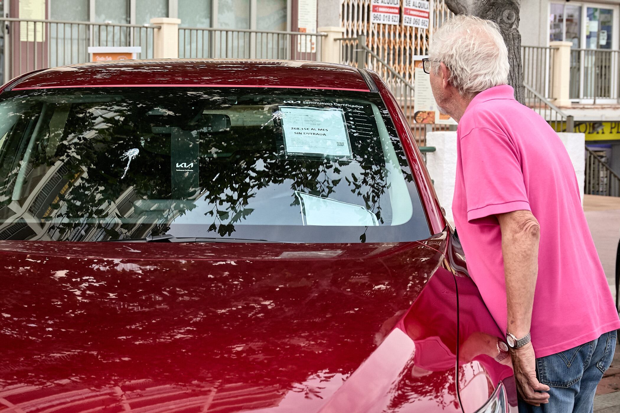Un hombre se interesa por uno de los coches de la Fira del Motor d&#039;Ocasió de Gandia.