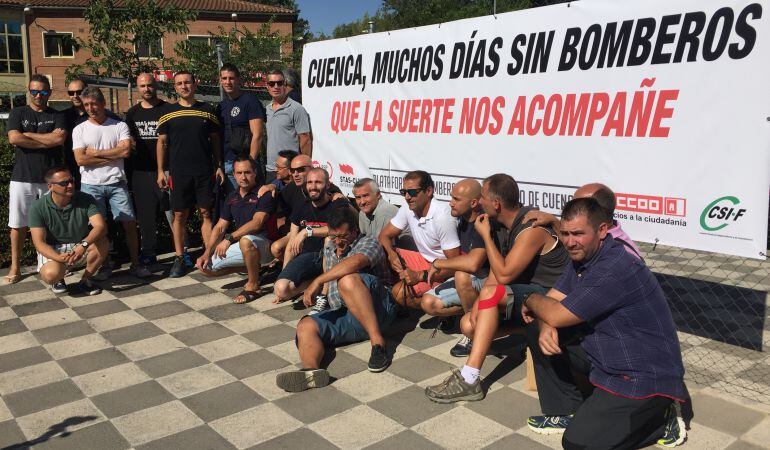 Los bomberos se han reunido ante las puertas del Parque para demandar más efectivos