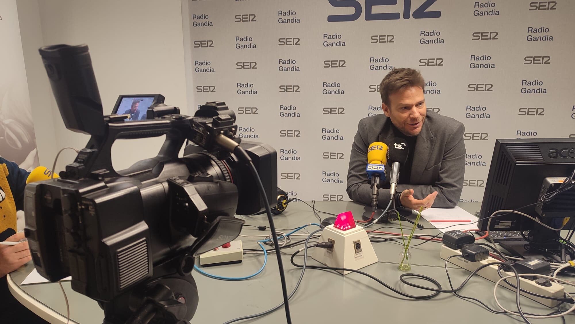 Juan Pablo Tur en los estudios de Radio Gandia SER