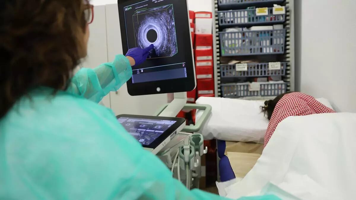 Un pacient és atès a la consulta