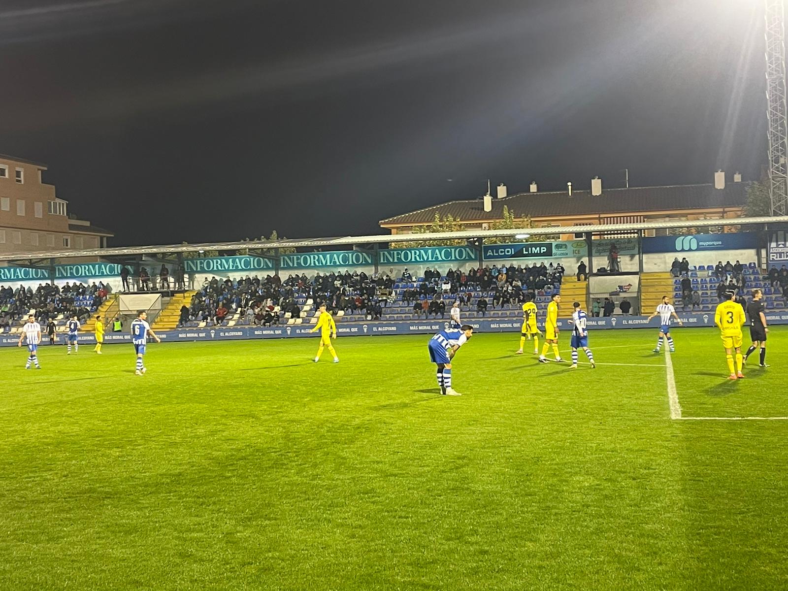 Instante del partido disputado en El Collao Gestaser entre el CD Alcoyano y el Villarreal &quot;B&quot;