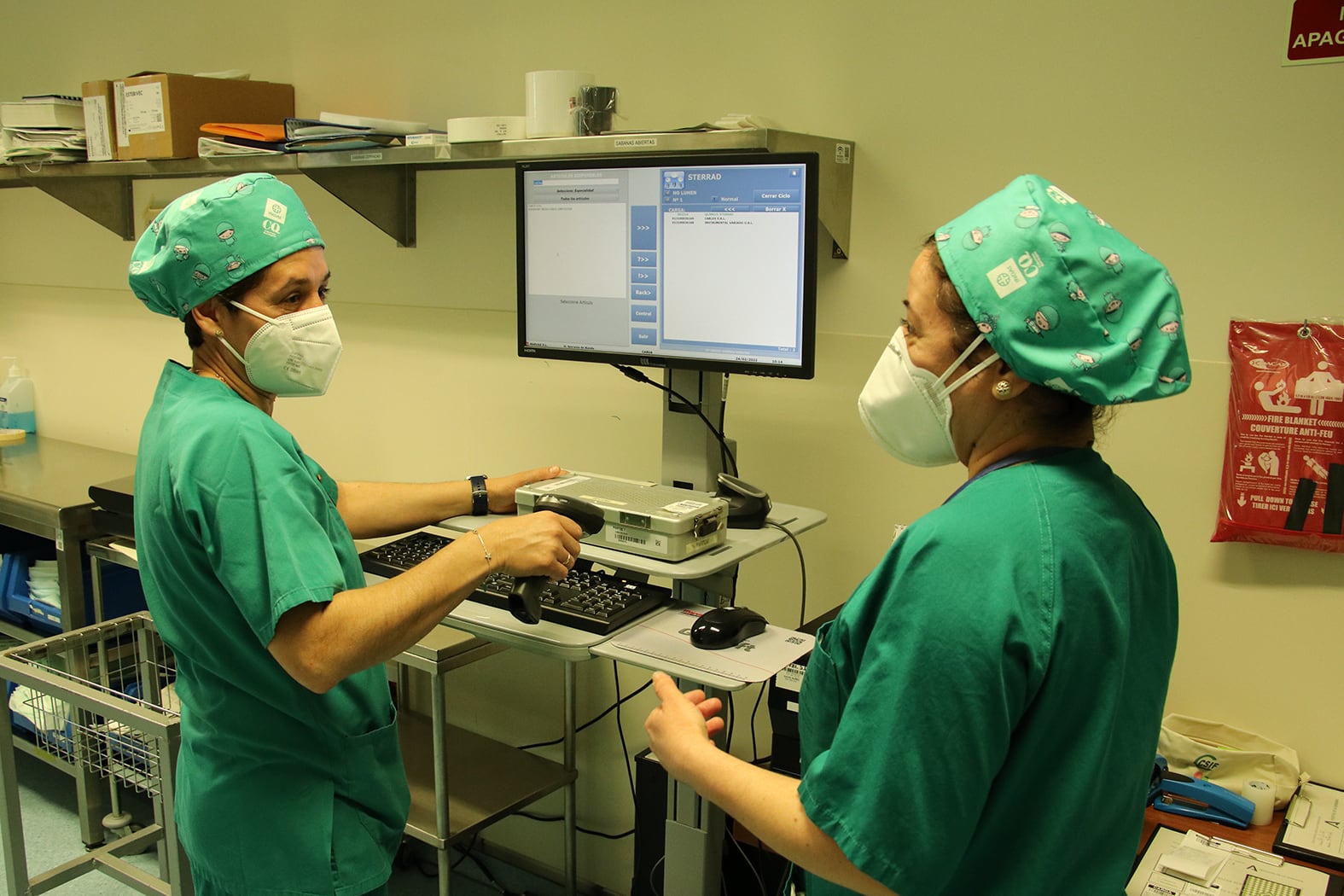 Dos enfermeras del Hospital de la Serranía de Ronda conversando