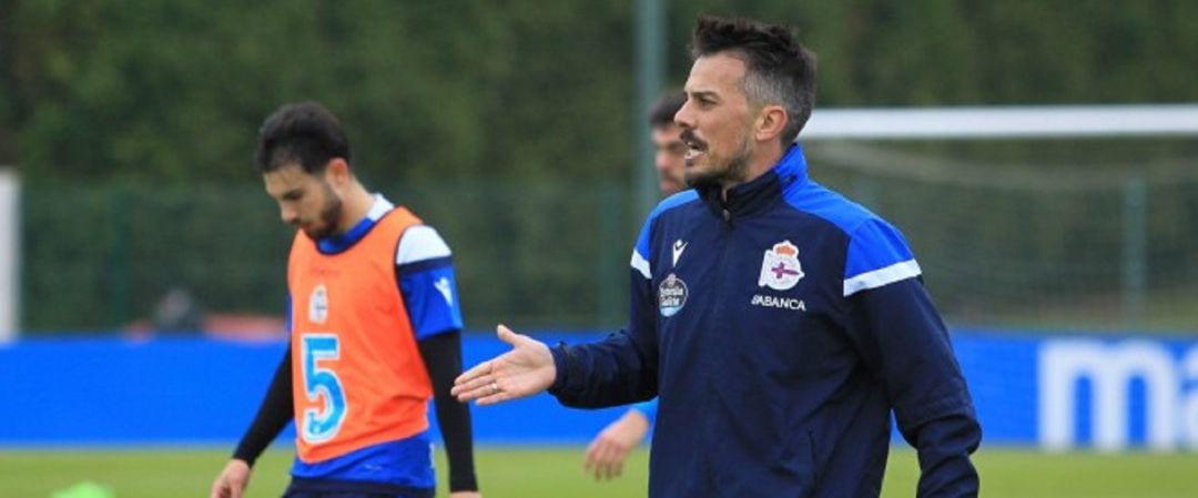 Rubén de la Barrera dirigiendo el entrenamiento del Depor