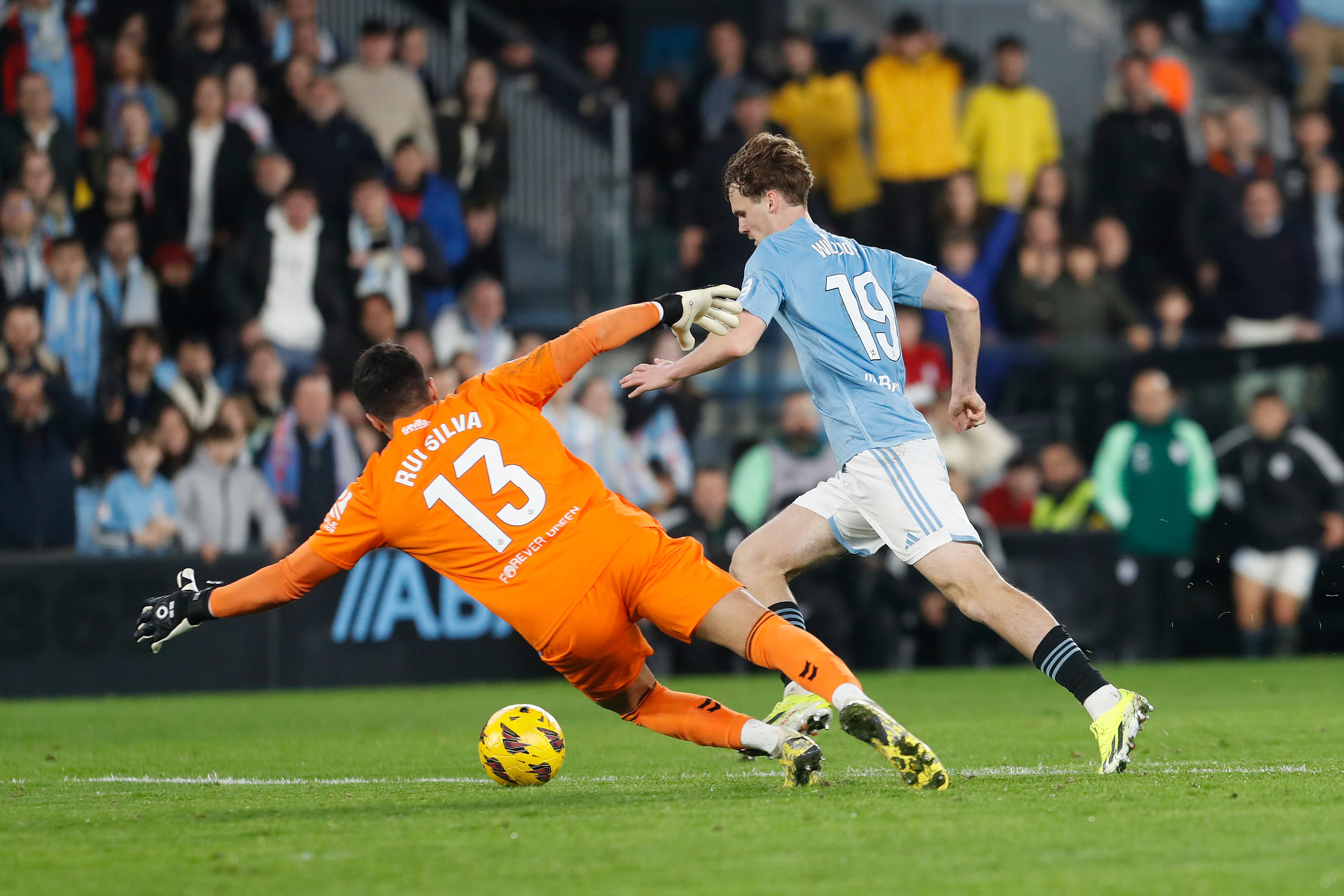 VIGO (PONTEVEDRA), 03/01/2024.- El centrocampista sueco del Celta, Williot Swedberg (d), intenta superar al guardameta portugués del Betis, Rui Silva, en la jugada que ha significado el segundo gol del equipo gallego durante el encuentro correspondiente a la jornada 19 de Laliga EA Sports que Celta y Betis han disputado hoy miércoles en el estadio de Balaidos, en Vigo. EFE / Salvador Sas.
