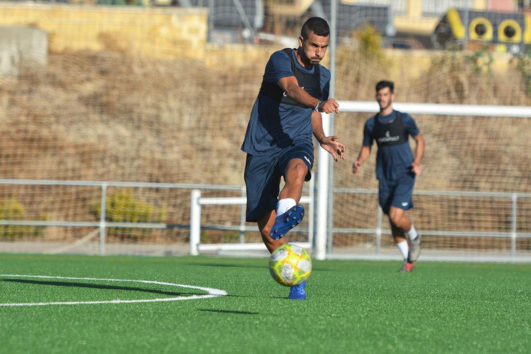 Isra durante un entrenamiento con el Xerez CD