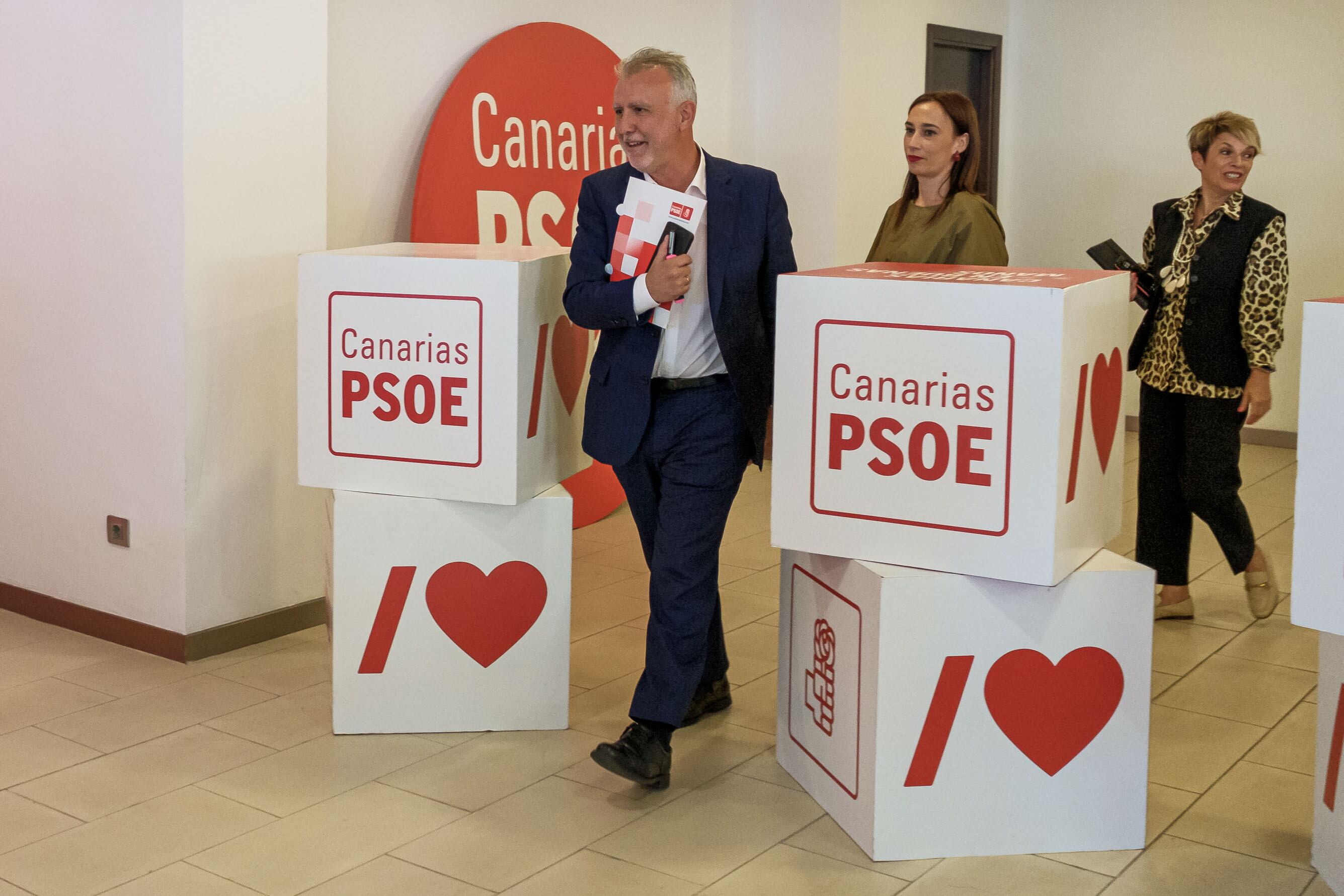 LAS PALMAS DE GRAN CANARIA. 14/010/2024.- El secretario general del PSOE canario y ministro de Política Territorial, Ángel Víctor Torres, informó de la reunión que ha mantenido con representantes de la Plataforma por el 5% para Educación y habló sobre los últimos datos conocidos del Caso Koldo. EFE/Ángel Medina G.
