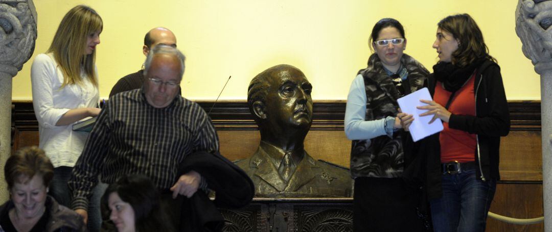 Visitantes al Pazo de Meirás ante el busto de Francisco Franco