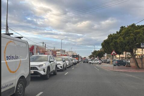 Largas colas en sant Jordi esta mañana