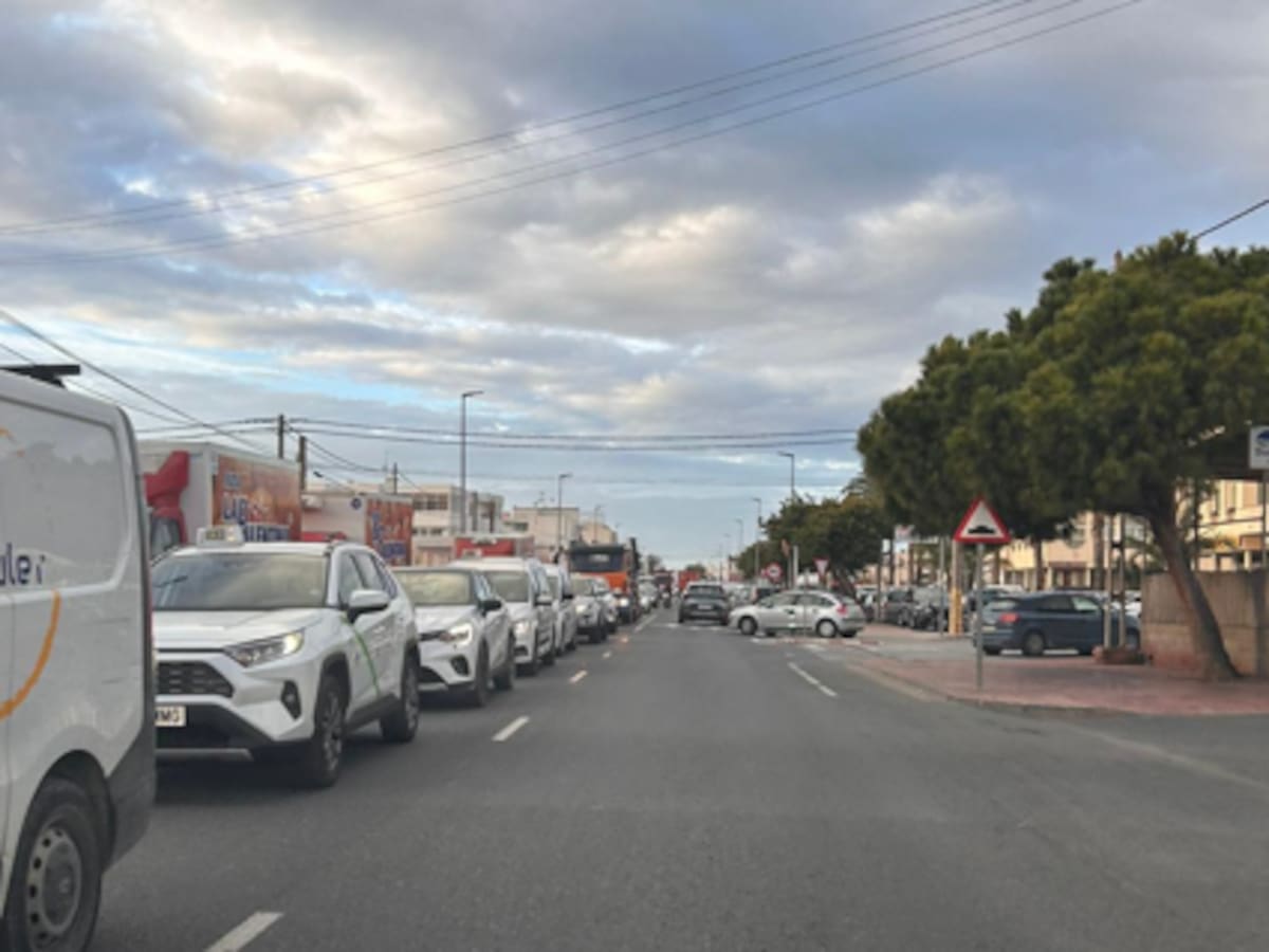 Colapso de tráfico en Sant Jordi debido a las obras de asfaltado de la autovía al aeropuerto