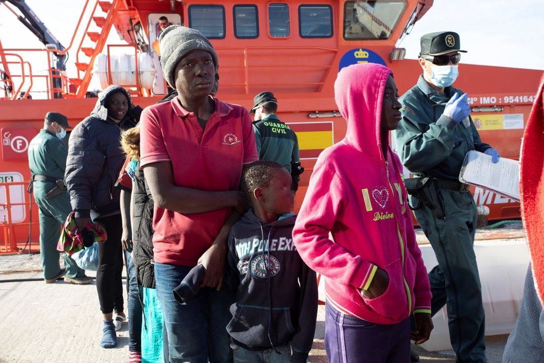 Salvamento Marítimo traslada al puerto de Motril a los 69 inmigrantes rescatados en la tarde del martes 