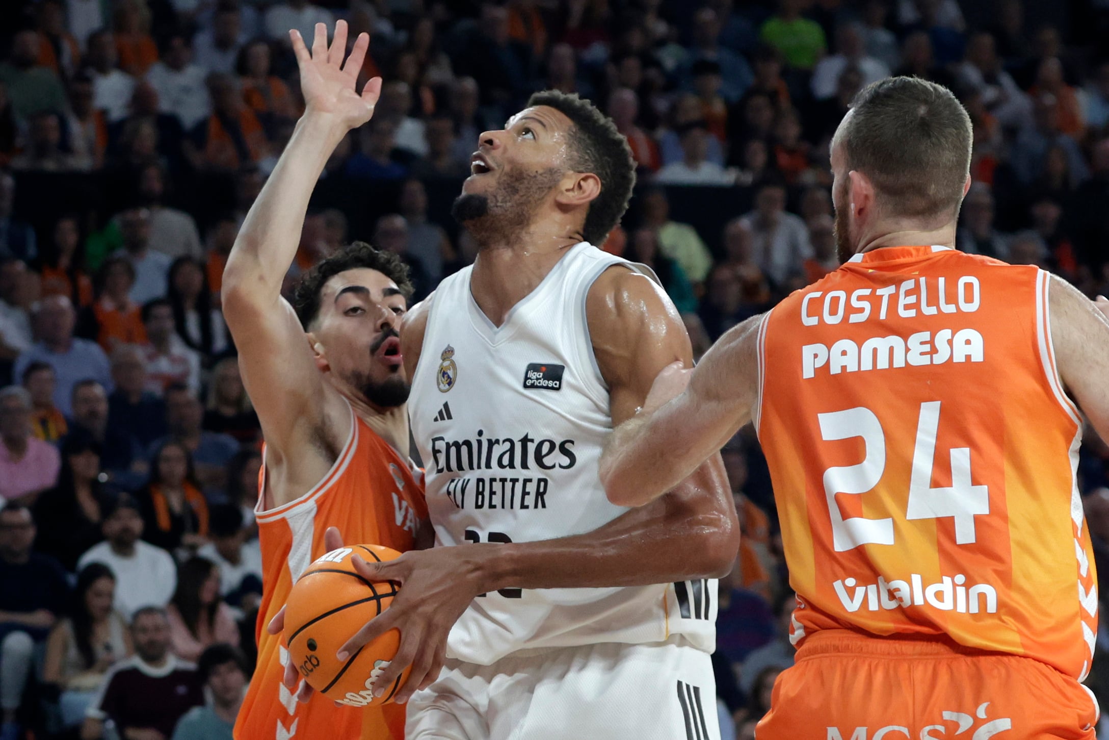 VALENCIA, 25/04/2026.- El pívot del Real Madrid Edy Tavares (c) entra a canasta ante el alero del Valencia Josep Puerto (i) durante el encuentro de la Liga Endesa entre Valencia Basket y Real Madrid, este sábado en el pabellón Roig Arena de Valencia. EFE/ Miguel Ángel Polo