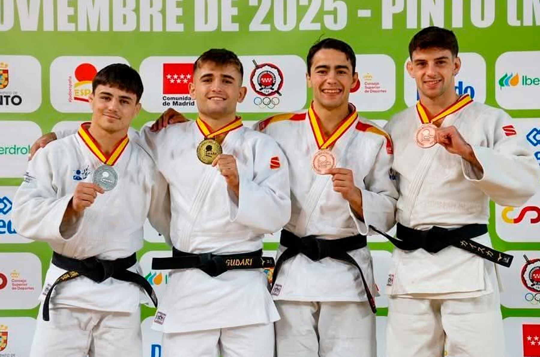 Gaizka Porras, a la derecha de la imagen con sus compañeros de podio