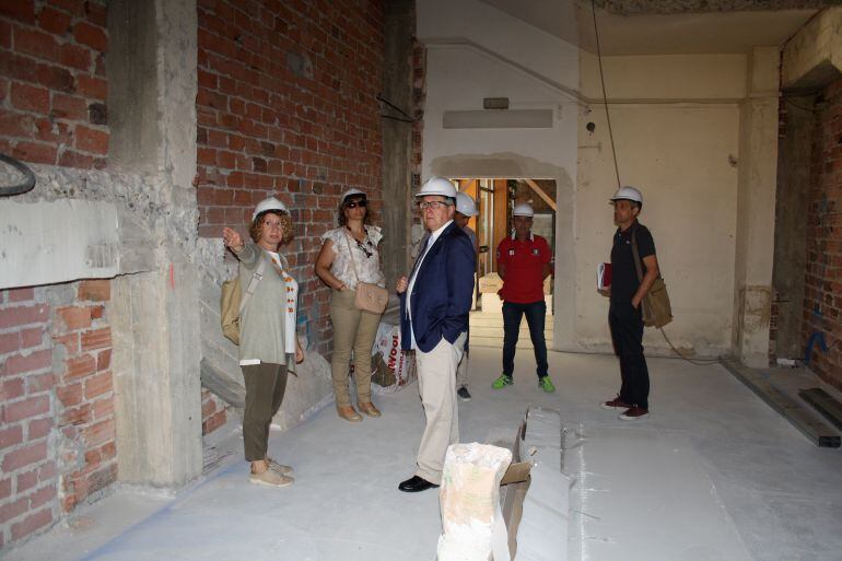 El delegado territorial durante la visita a las obras en el instituto Andrés Laguna