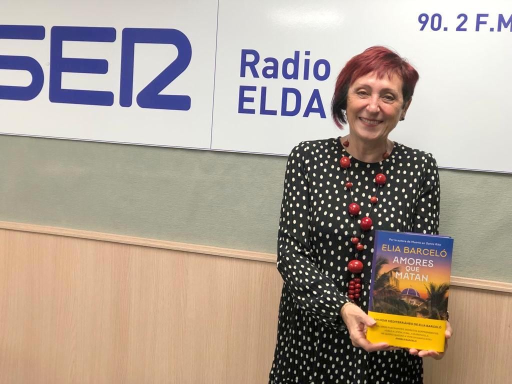 Elia Barceló presentando su nueva novela en Radio Elda Cadena SER