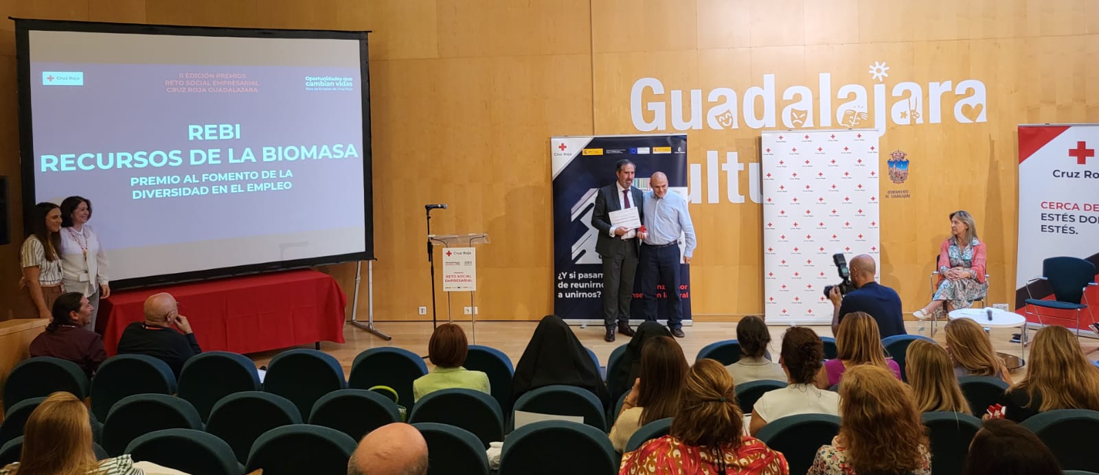 Alberto Gómez durante la recogida del premio