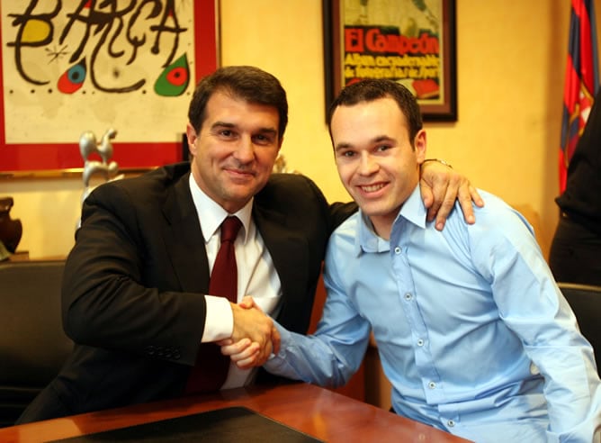 Joan Laporta junto a Andrés Iniesta