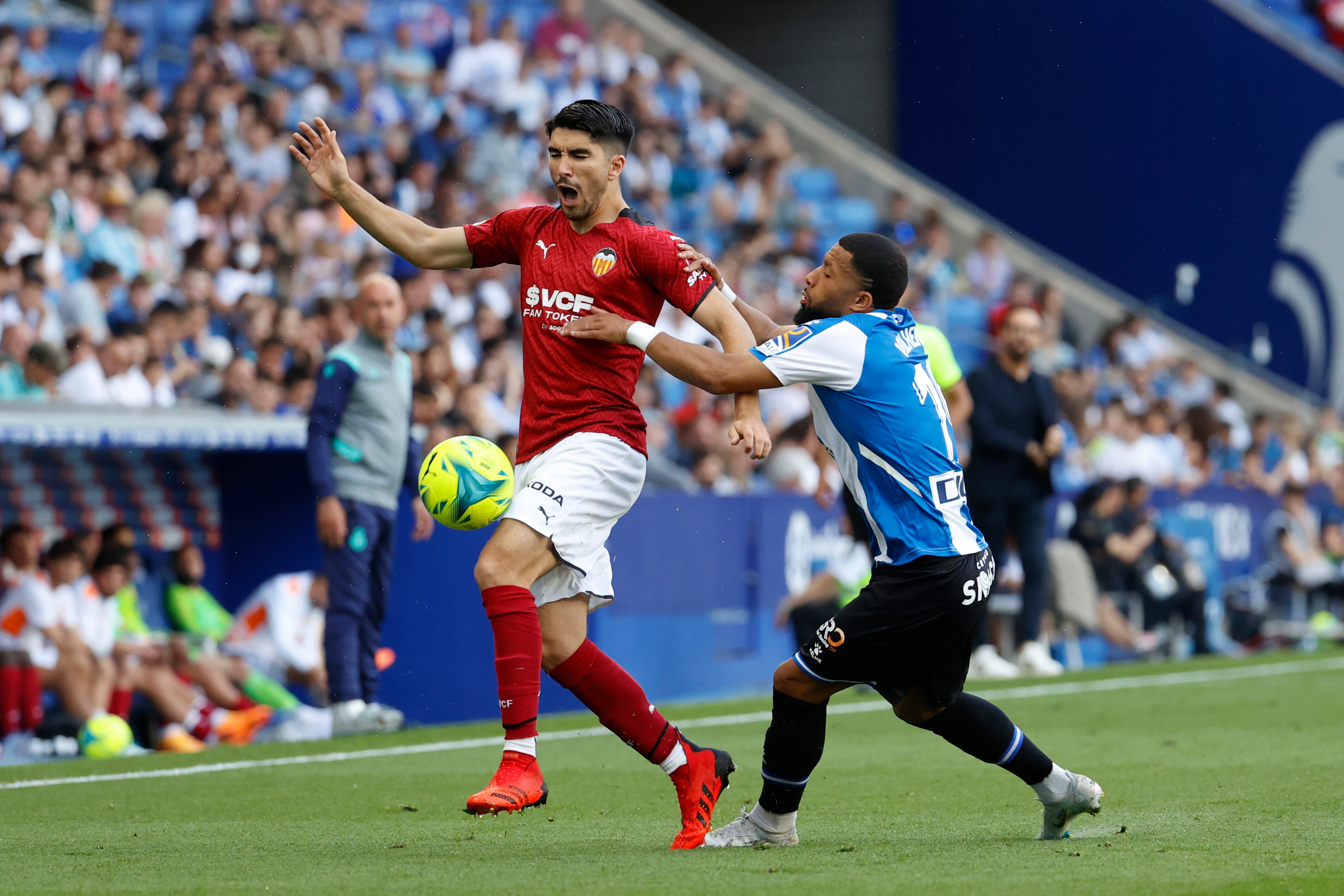 BARCELONA, 14/05/2022.- El centrocampista holandés del Espanyol Tonny Vilhena (d) disputa el balón ante Carlos Soler (i), centrocampista del Valencia, durante el encuentro de la jornada 37 de LaLiga entre el RCD Espanyol y el Valencia CF, este sábado en el RCDE Stadium en Barcelona.