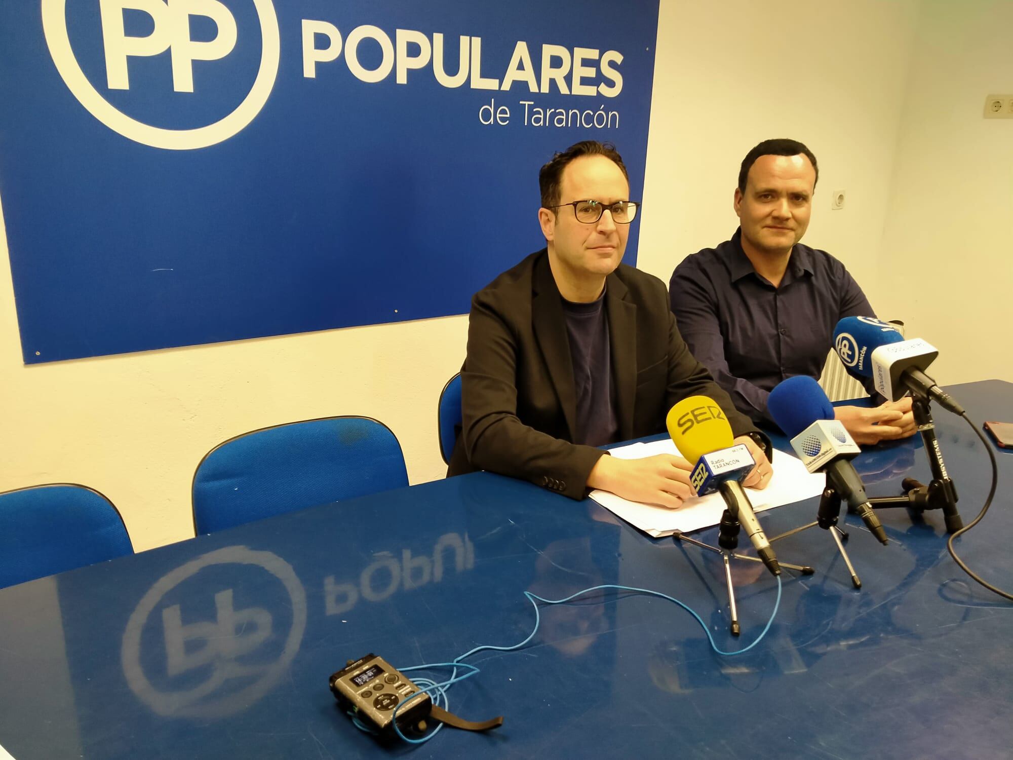 José Martín-Buro y Antonio Martínez en la rueda de prensa ofrecida en la sede del PP de Tarancón