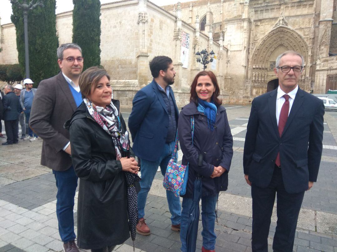 El ministro de Cultura y deportes, José Guirao, a las puertas de la Catedral de palencia acompañado de representantes socialistas