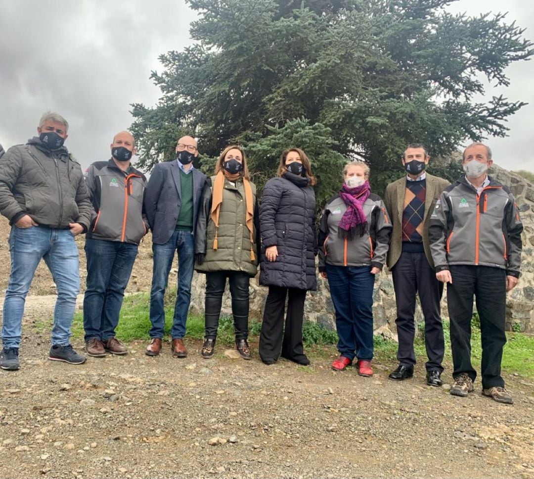 Carmen Crespo en su visita al parque nacional, ha sido acompañada,entre otros, por la alcaldesa de Tolox, Francisca García Canca; el presidente de la mancomunidad, Antonio Pérez; el director del Parque Natural Sierra de las Nieves, Rafael Haro; la vicecon