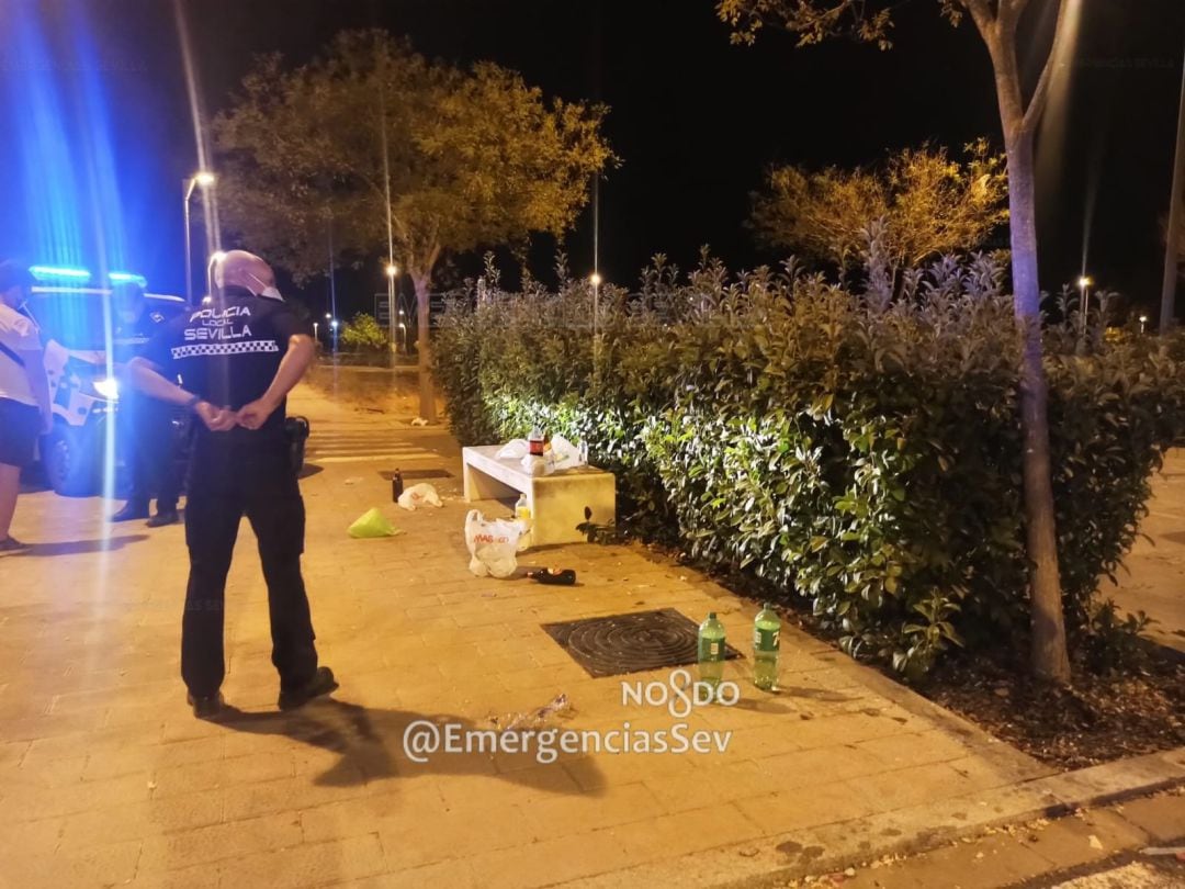 Dos agentes municipales, anoche tras la disolución del botellón en Palmas Altas. 